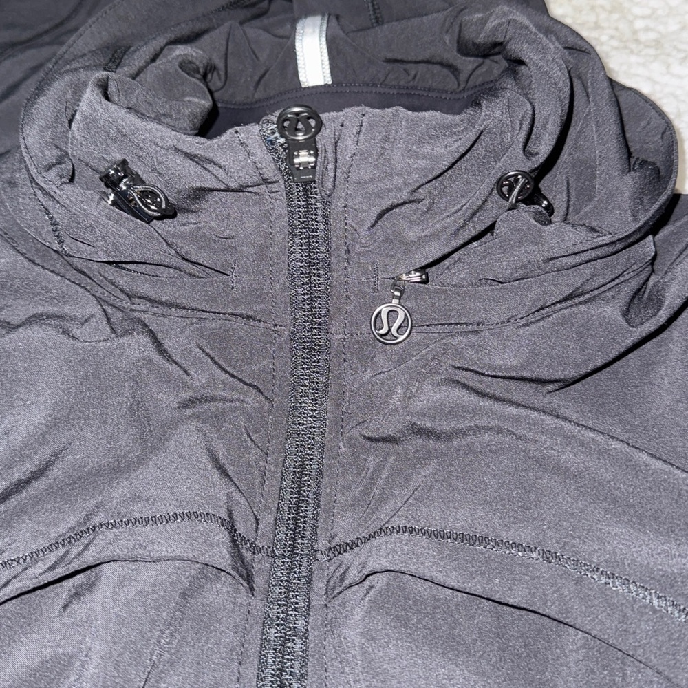 Lululemon Run Jacket. Size 8 - Picture 7 of 7